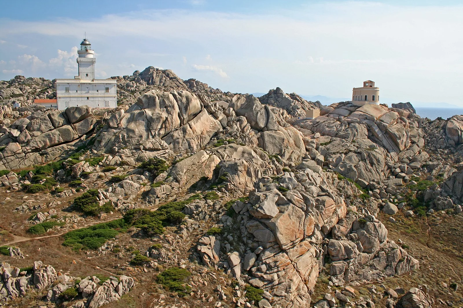 Rocce di granito levigate e fessurate dall'erosione attorno al faro di Capo Testa, vicino a Santa Teresa Gallura